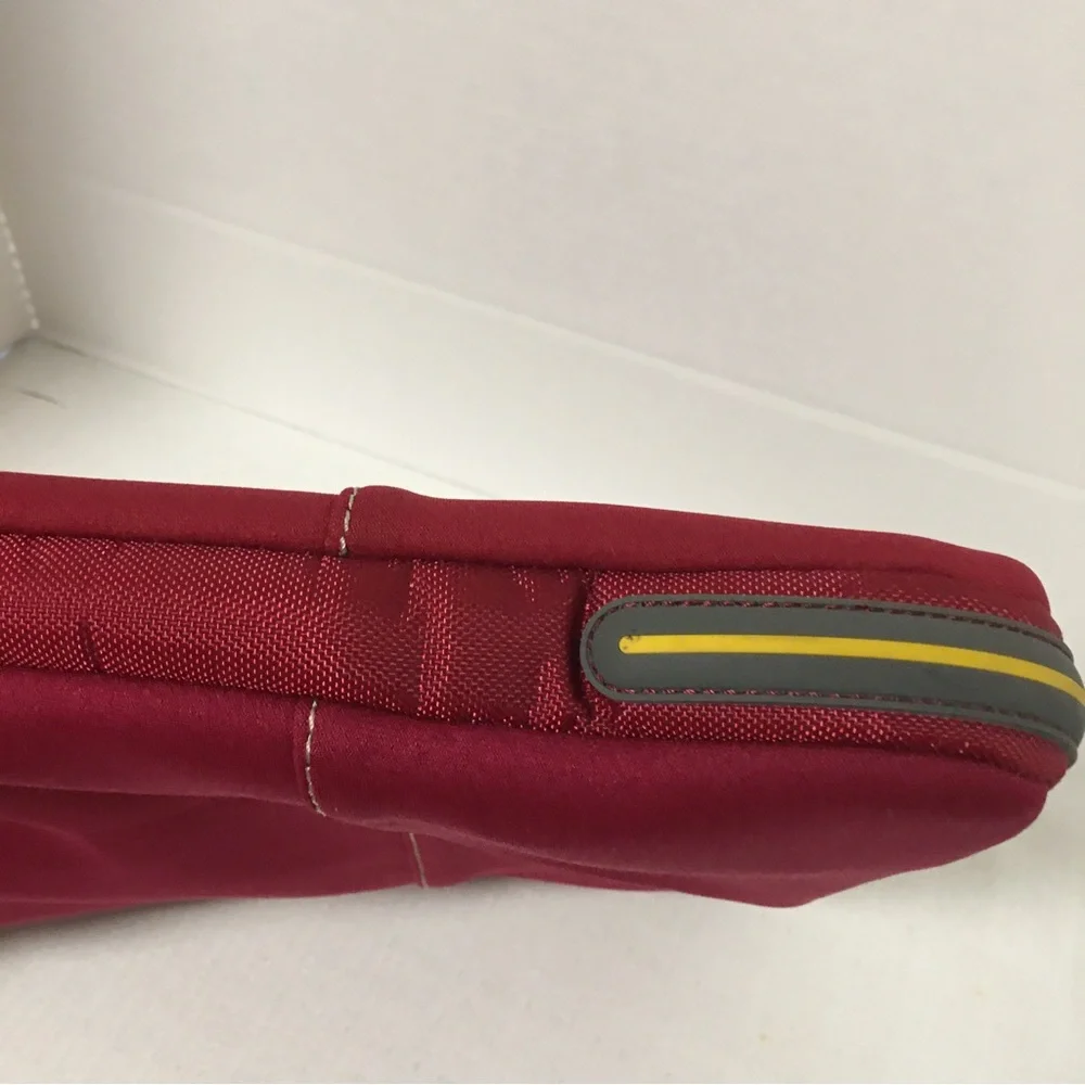 Targus laptop sleeve protector case red zips closed 15” EUC
